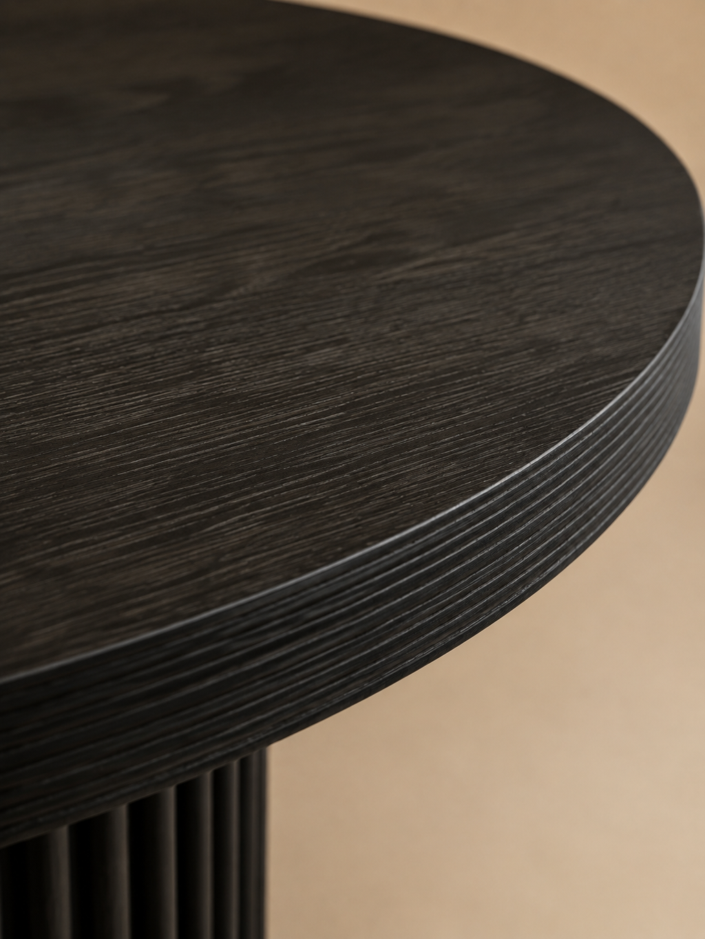 Fluta – Table ronde à manger noire 120cm, pied cannelé