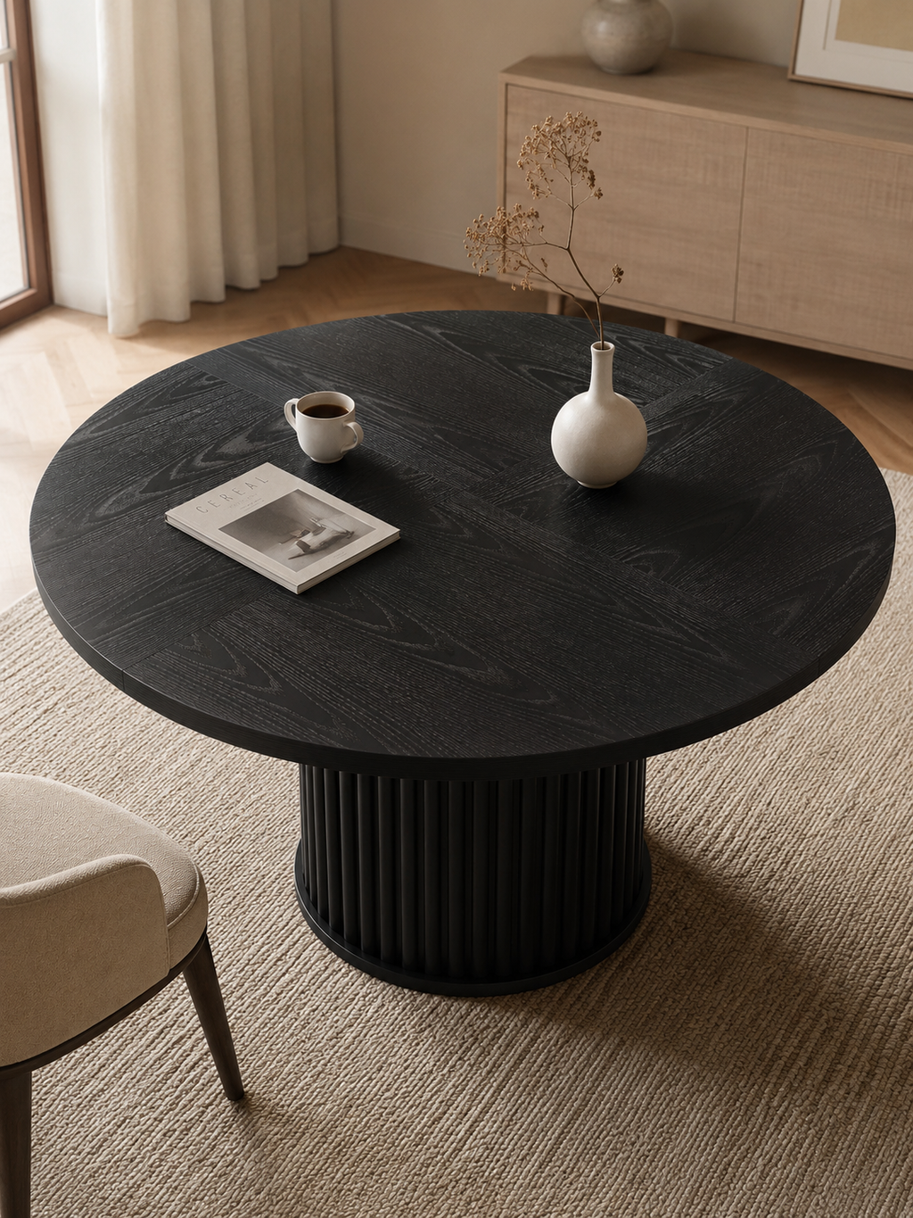 Fluta – Table ronde à manger noire 120cm, pied cannelé