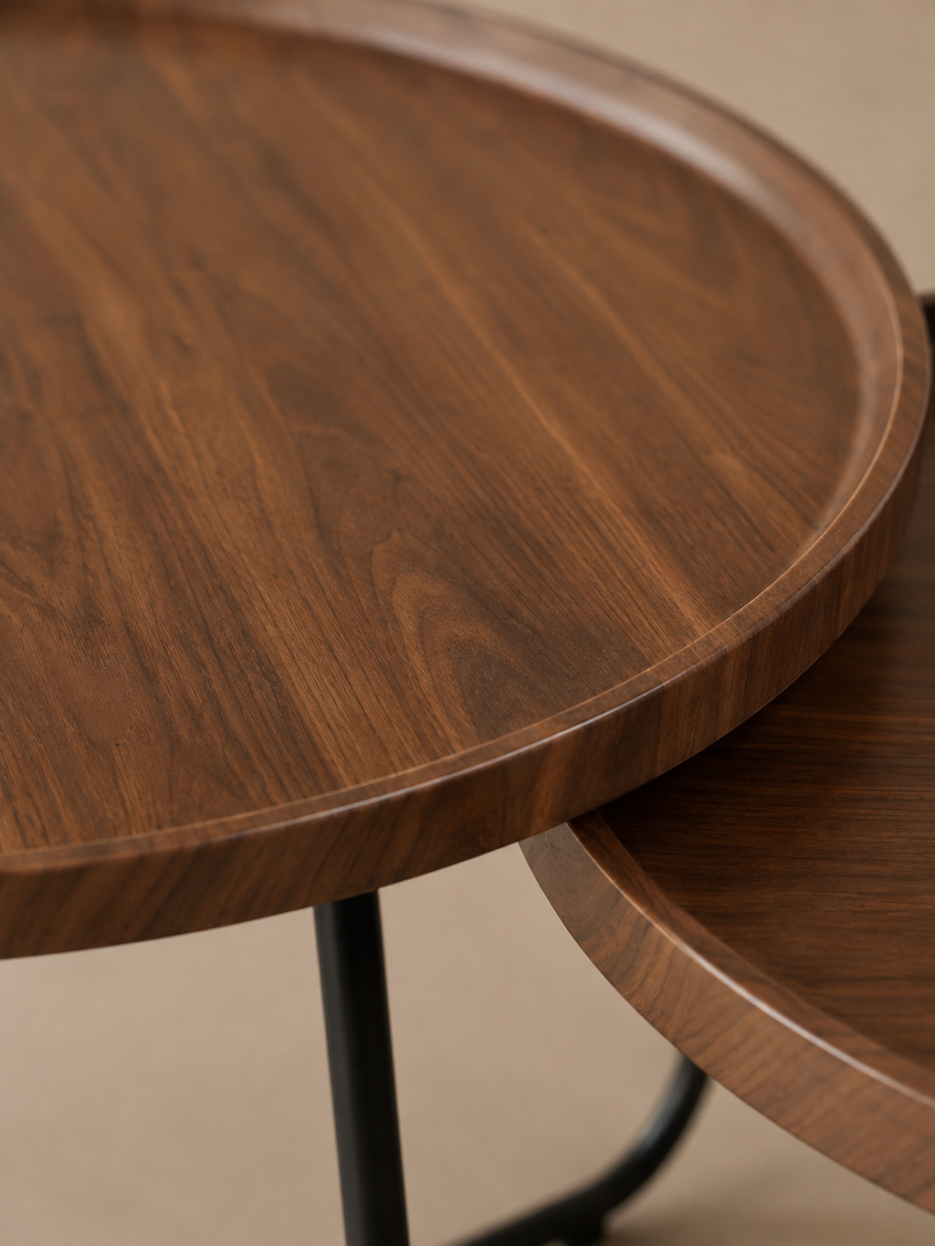 Cannelé – Tables basses gigognes rondes noyer, set de 2